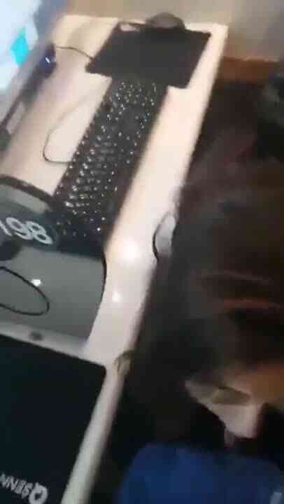 แอบใต้โต๊ะทำงาน โม๊คควยให้ผัวตอนพักเที่ยง